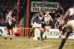 Scott Oakes powers forward