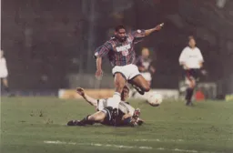 Dwight Marshall escapes the clutches of Alan Stubbs