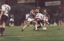 Scott Oakes gets away from Richard Sneekes