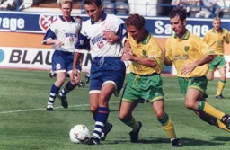 Darren Eadie is on the shoulder of Bontcho Guentchev