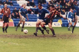 Tony Thorpe about to challenge ex-Hatter Des Linton who moved to Luton with Thorpe from Leicester