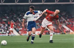 Rob Edwards grabs a handful of Tony Thorpe`s shirt