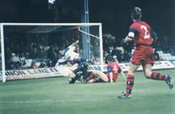 Tepi Moilenen and Ryan Kidd have the ball covered as Tony Thorpe dives over the top