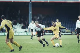 Alex Smith grabs a handful of Lee Mansell`s shirt
