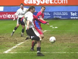 Steve Howard shoots, Tony Thorpe making himself available