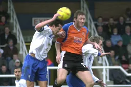 Steve Howard gets between two defenders