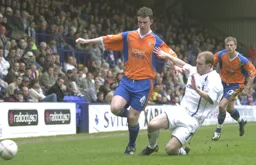 Kevin Foley breezes past Gareth Roberts