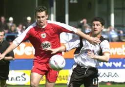 Louis Carey holds off Steve Robinson