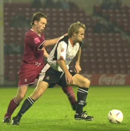 Paul Underwood shields the ball