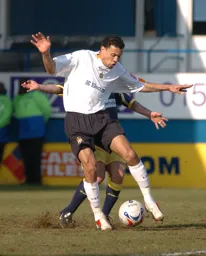 Carlos Edward controls the ball