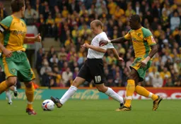 Warren Feeney is pursued by Dickson Etuhu