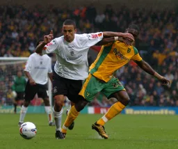 Dean Morgan hands off Dickson Etuhu