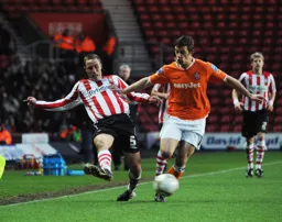 Tom Craddock gets past former Hatter Chris Perry