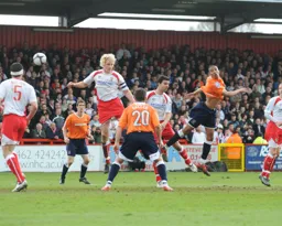 Shane Blackett wins an attacking header