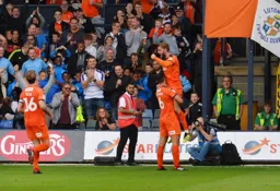 Andrew Shinnie celebrates his goal
