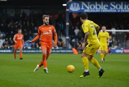 Andrew Shinnie plays the ball forward