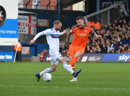 Sonny Bradley beats the incoming block