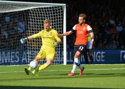 Andrew Shinnie puts pressure on George Long