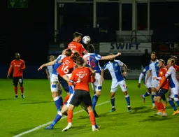 Matt Pearson rises highest but his header doesn`t find a winning goal