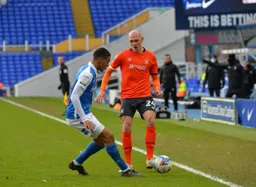 Kal Naismith finds himself tight against the touchline