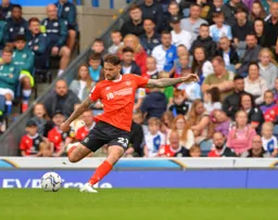Henri Lansbury hitting a long pass