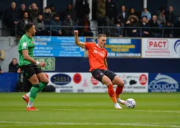 Kal Naismith playing a square ball around future Hatter Jacob Brown