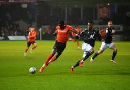 Elijah Adebayo running the wing