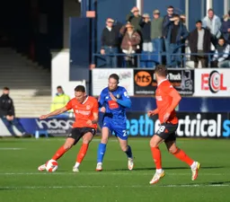 Kal Naismith about to send a long diagonal pass