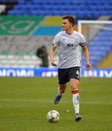 Kal Naismith waiting for an opening before sending a cross field ball