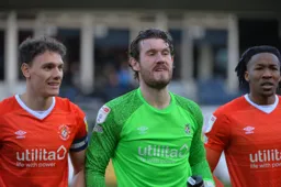 Jed Steer lines up next to Kal Naismith and Gabe Osho ahead of the match