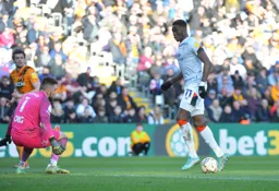Elijah Adebayo goes through one on one with future team mate Matt Ingram