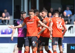 Kal Naismith asking the referee to keep a close eye on what's going on ahead of a corner