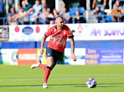 Henri Lansbury sprints forward with the ball
