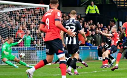 Allan Campbell seals the win with the second goal