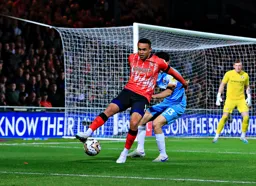 Carlton Morris marked by Luke O`Nien hols up the ball