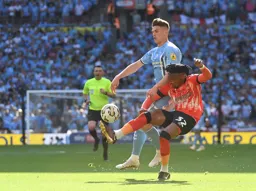 Gabriel Osho tusseles for the ball against Viktor Gykores