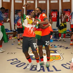 Marvelous Nakamba takes a selfie with Fred Onyedinma