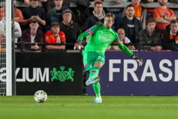 Tim Krul taking a goal kick