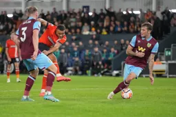 Carlton Morris lets fly