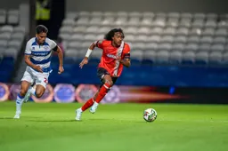 Tahith Chong runs away from Heverton Santos
