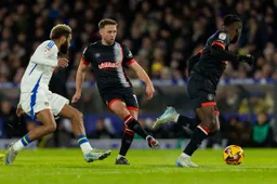 Jordan Clark passes the ball to Victor Moses