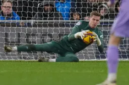 Thomas Kaminski makes a comfortable save