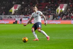 Tom Krauss plays the ball forward