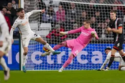 Thomas Kaminski fires the ball forward