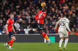 Amari'i Bell wins a header