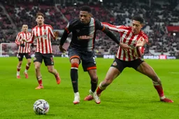 Zack Nelson gets in front of Sunderland's Jobe Bellingham