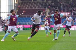 Elijah Adebayo tries to get in the clear