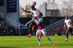 Christ Makosso wins his header