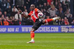 Amari'i Bell cushions a volley