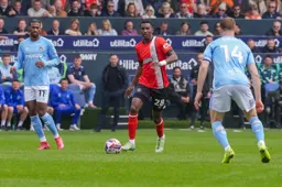 Christ Makosso draws the defenders towards him
